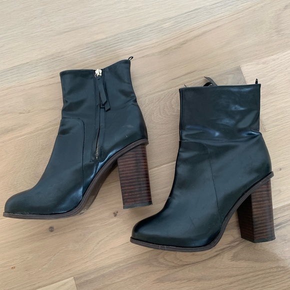 Size 8 real leather black heeled boot - Picture 2 of 2